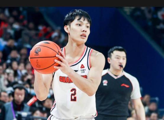 开云体育官方网-徐杰习惯性崴脚或退出国家队；上海外援发文称广东防守强度大