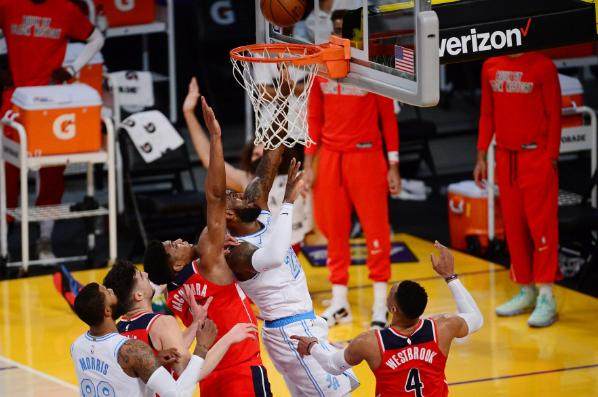 出战43分钟手感冰封 詹姆斯：受伤了才会考虑休息